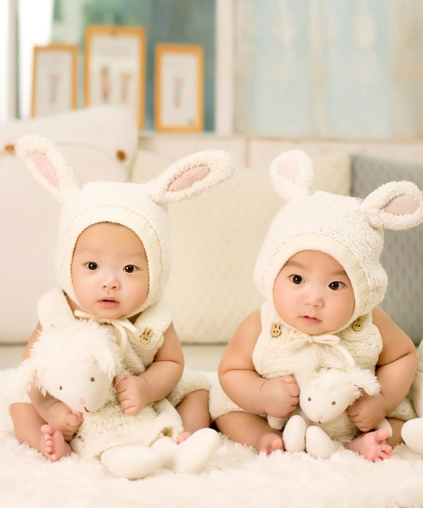 双子の出産祝い相場と双子用お薦めアイテム＆ママの育児を助ける21選